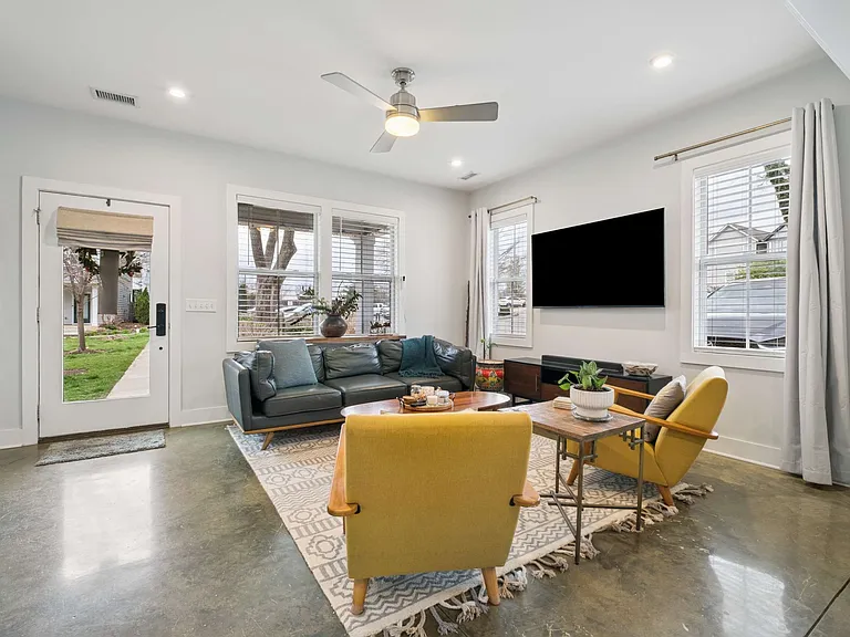 1125 Chester Ave #11 — Photo 3