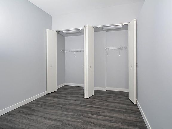 3rd image of 845 W Montrose Ave #1216