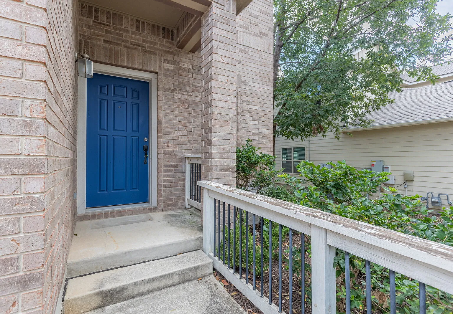 3 bed, 2.5 bath, 1950 sqft, $1,893 — Photo 2