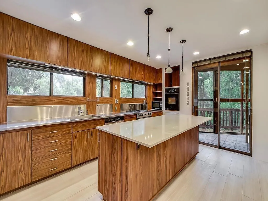 6 bed, 4246 sqft, $13,000 — Photo 3