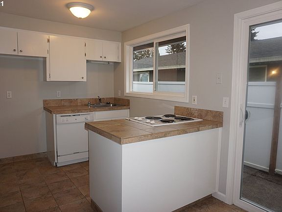 4th image of 3209 West St