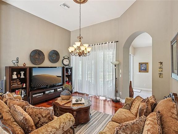 3rd image of 2621 Golden Gate BLVD W