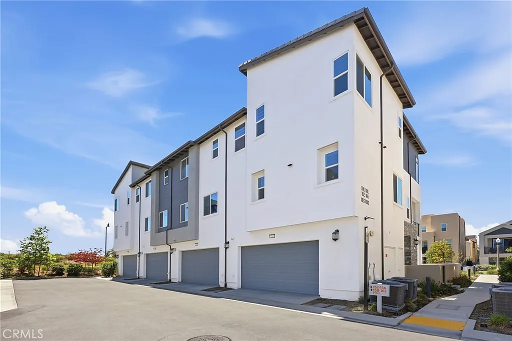 4 bed, 3.5 bath, 2324 sqft, $5,900 — Photo 4
