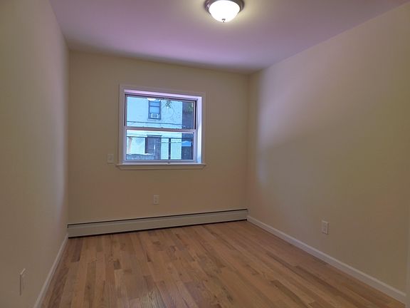 4th image of 1065 Stratford Ave.