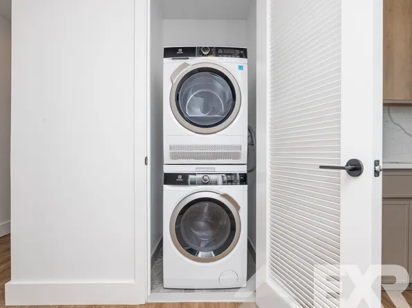 2230 Cropsey Avenue image 10 of 11