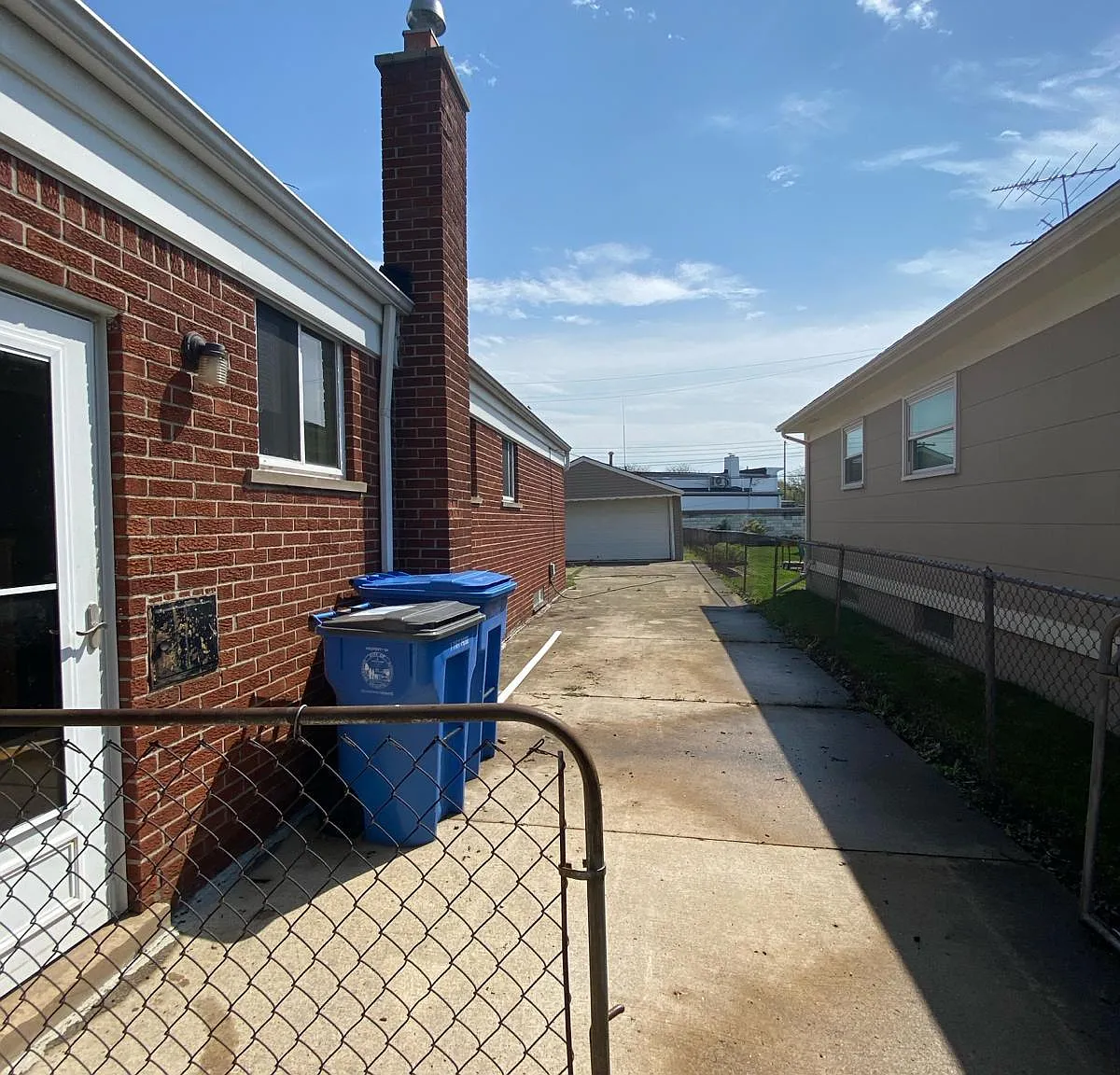 3 bed, 1000 sqft, $1,400 — Photo 2