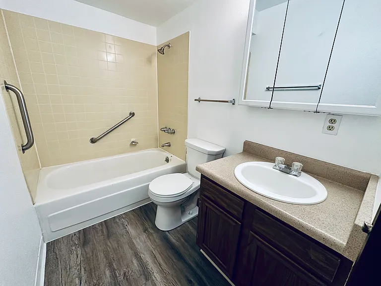 Bathroom 1708-A4
