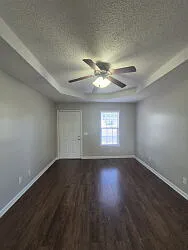 3 bed, 1.5 bath, 989 sqft — Photo 2