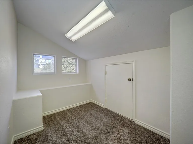 1343 Bayview Dr — Photo 31