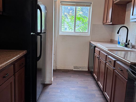 5th image of 138 E 5th St