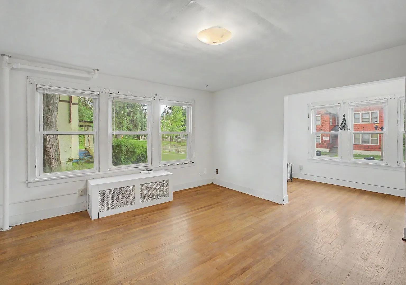 Charming & Convenient 2 Bedroom Near UIUC Great Location! — Photo 3