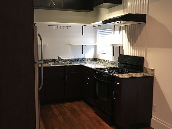 2nd image of 1067 Oak St