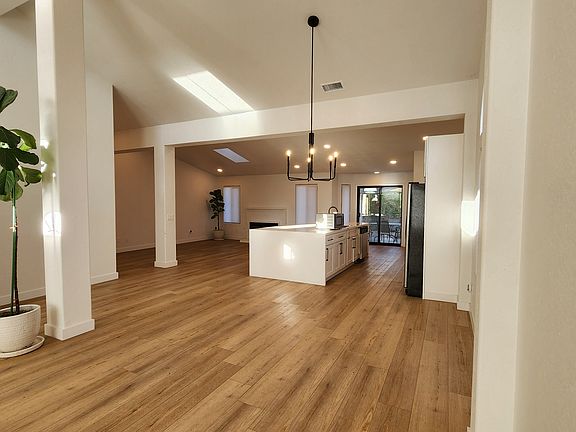 3rd image of 1756 Pinehurst Ave