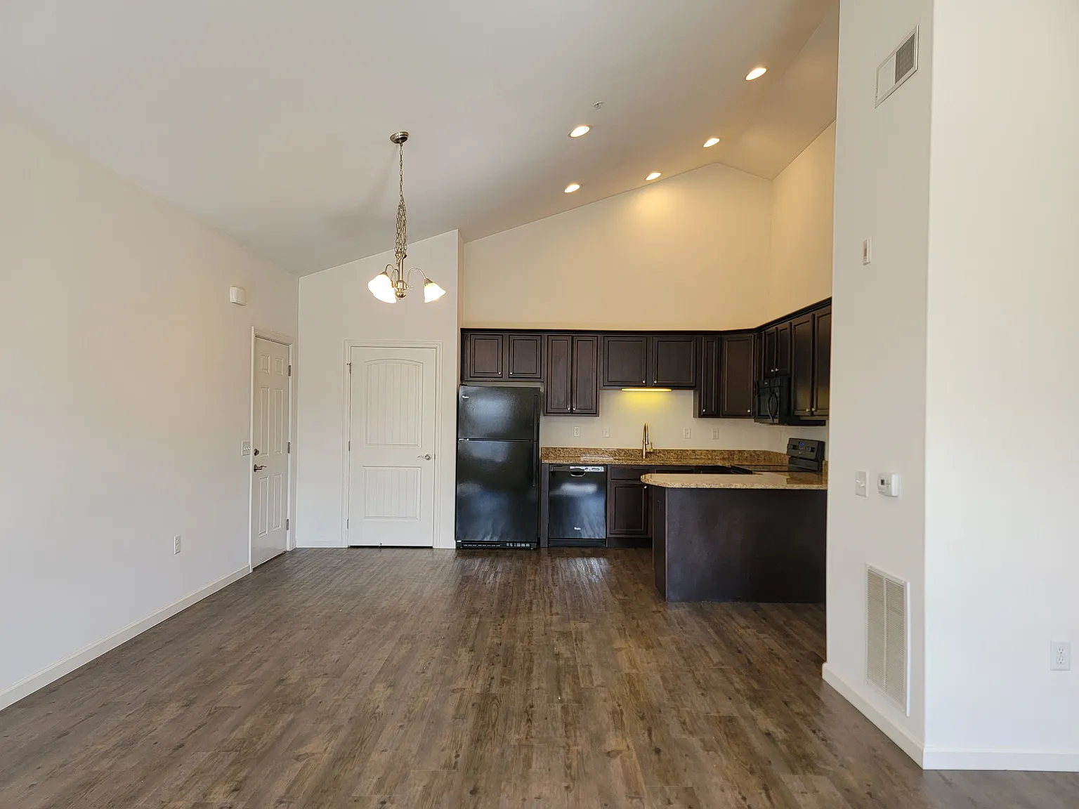 1 bed, 950 sqft, $1,595 — Photo 2