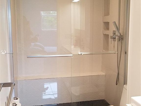 5th image of 8215 Lake Dr #502