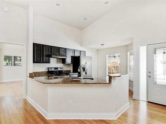 5th image of 2724 Curry Woods Dr