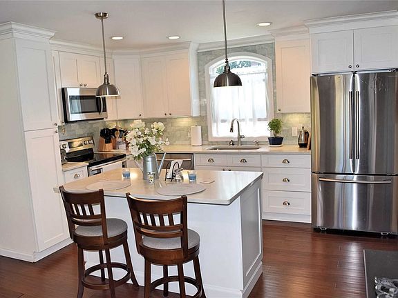 3rd image of 19 Fisher Ln