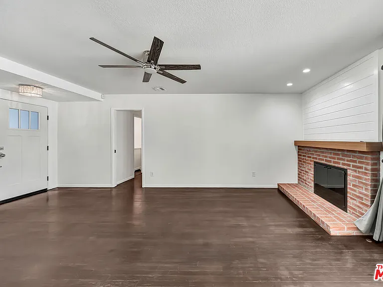 23008 Hamlin St — Photo 9
