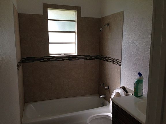 4th image of 400 W 15th St