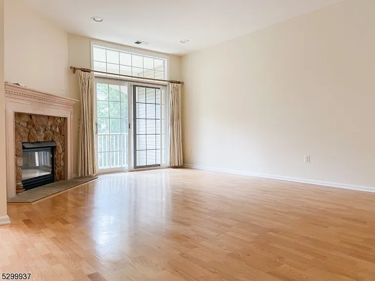 511 Kensington Ln — Photo 3