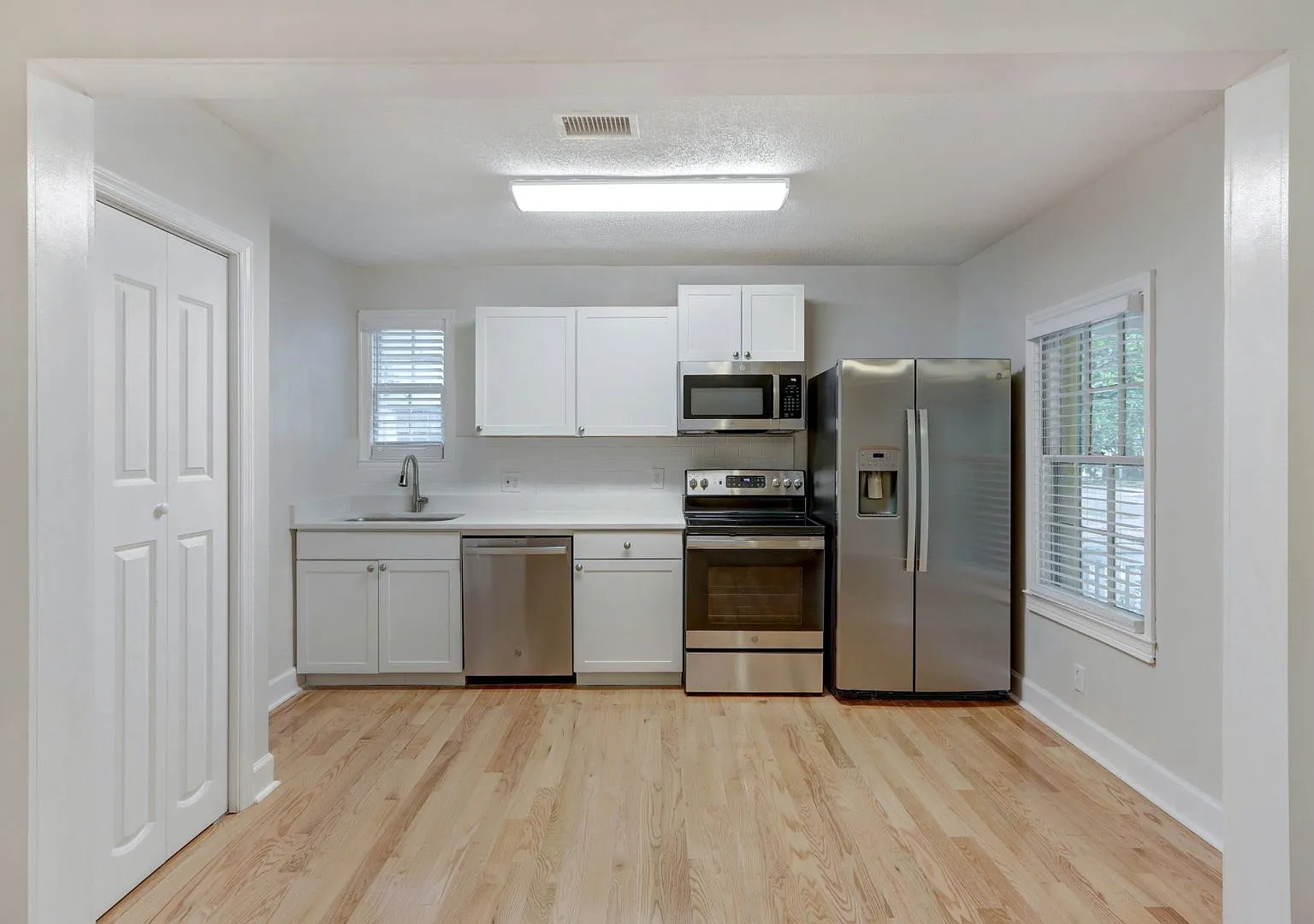 1210 E 54th St Duplex — Photo 1