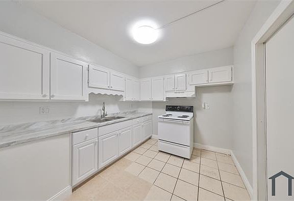 2nd image of 2475 18th Ave S