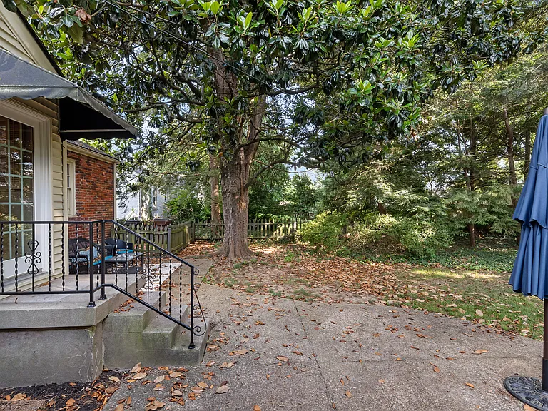 404 Lotis Way — Photo 38
