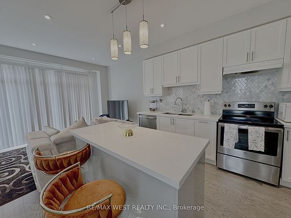 3rd image of 6 Larkin Ln
