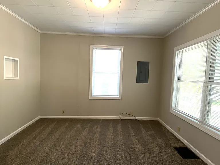 352 Bassett Ave — Photo 10