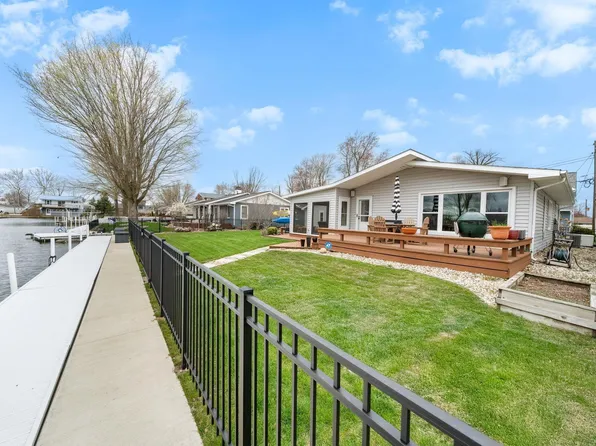 8227 E Cassandra Dr, Syracuse, IN 46567