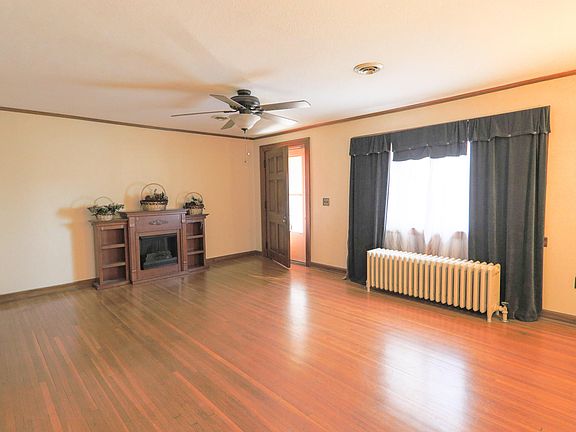 3rd image of 1821 N Yulan Dr