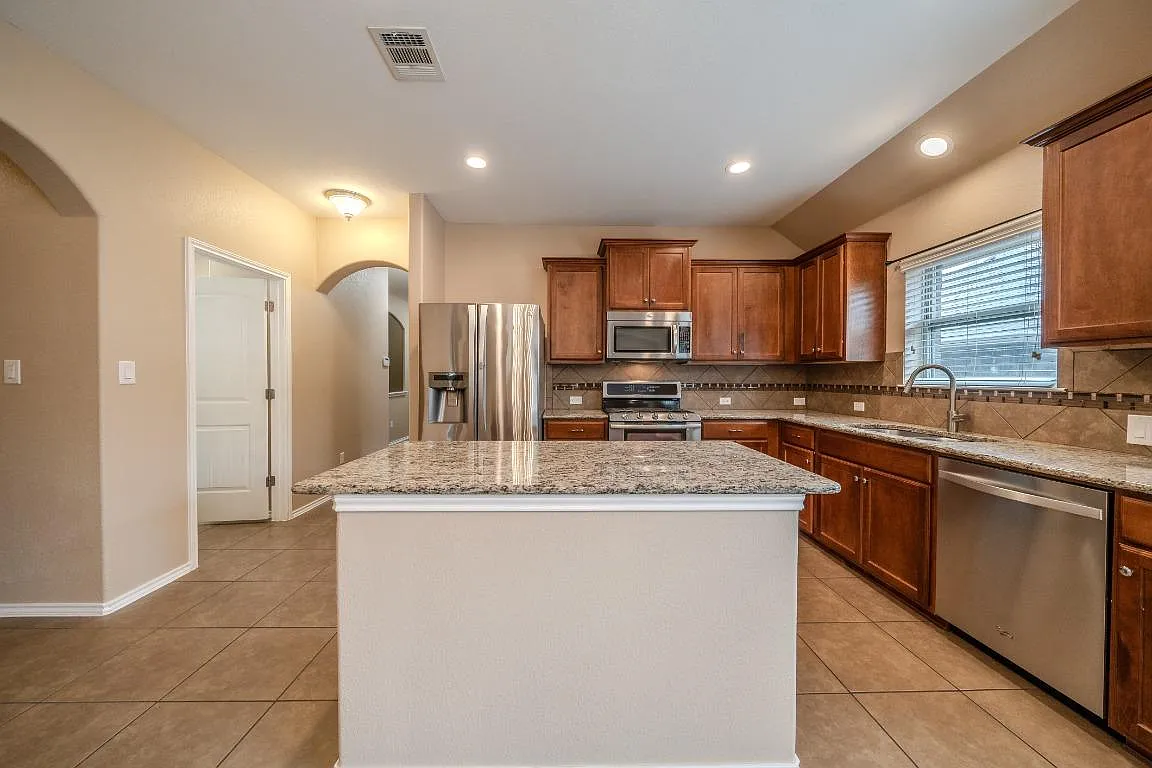 4 bed, 1992 sqft, $2,850 — Photo 2