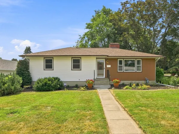 2464 Holloway Ave E, North Saint Paul, MN 55109