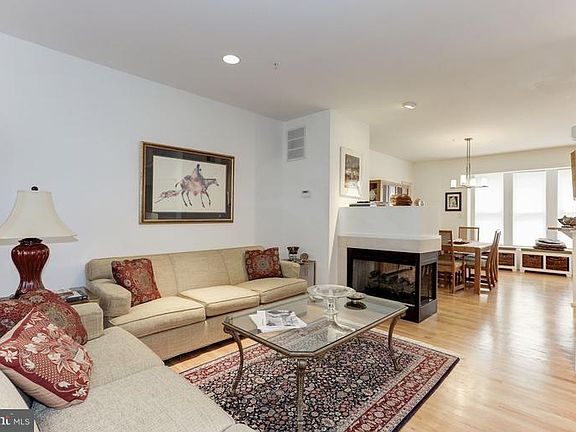 3rd image of 1854 Clarendon Blvd