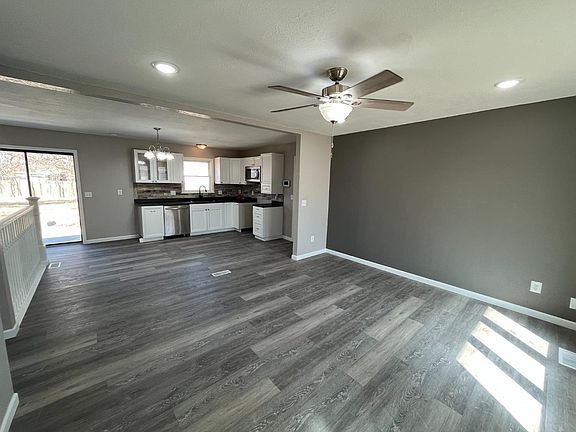 3rd image of 1821 N Sequoyah Dr