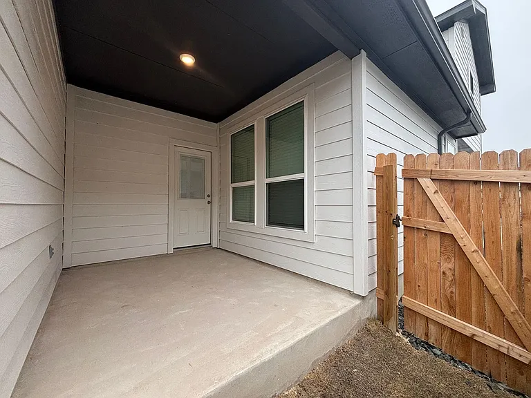 240 Nespral Dr — Photo 25