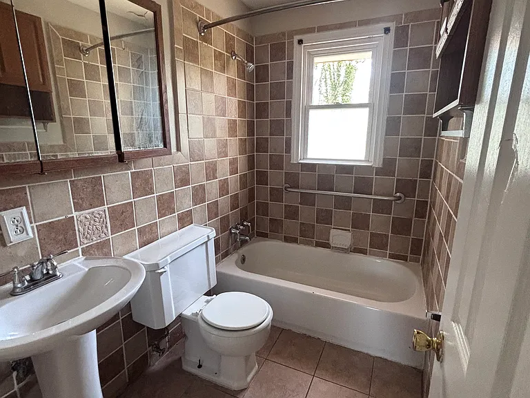 340 Guilford St — Photo 5