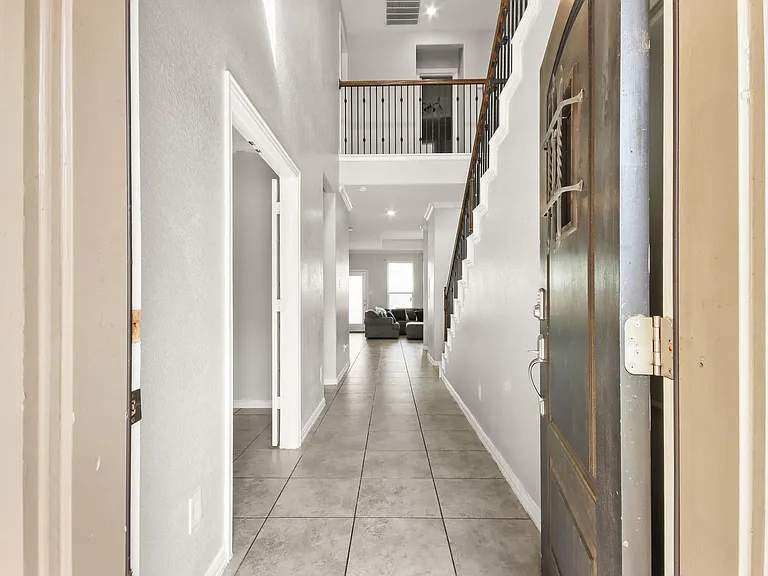 702 S Galley Dr — Photo 8