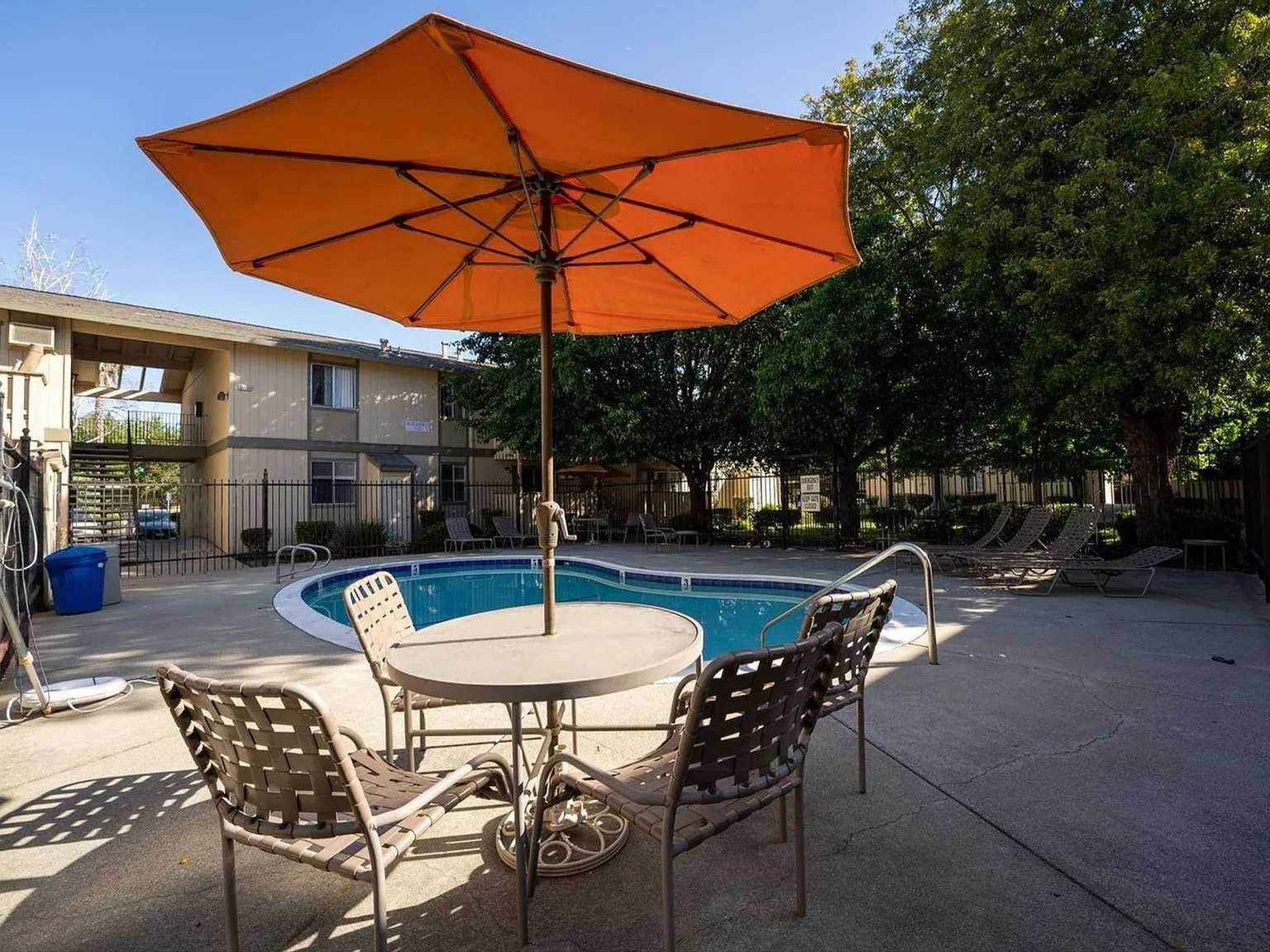 Oakview Apartments — Photo 3
