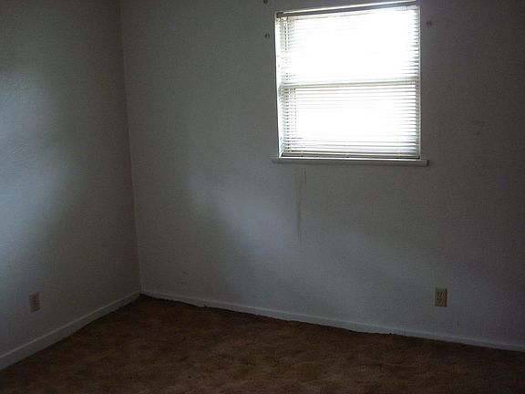 4th image of 711 W 16th St