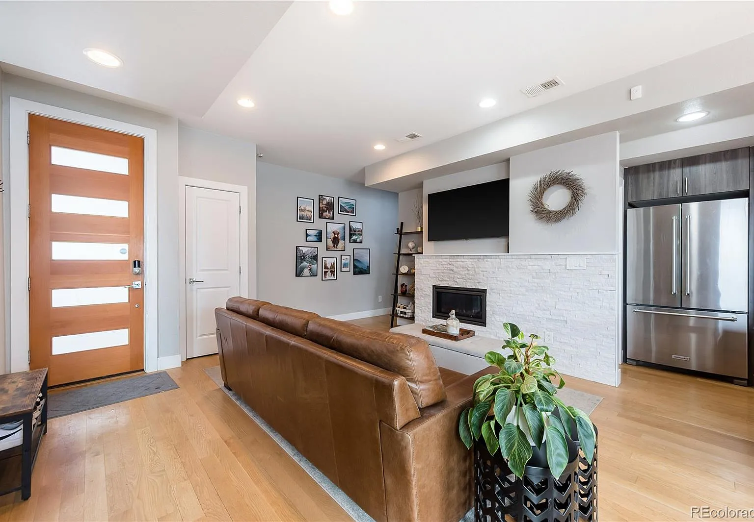 3 bed, 3.5 bath, 1460 sqft, $3,200 — Photo 3