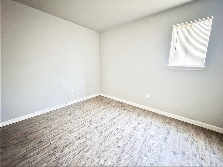 922 W Oak Ave #3 — Photo 13