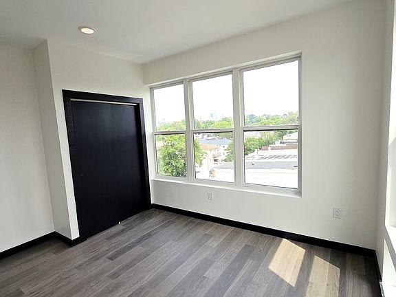 4th image of 136 Mallory Ave #1A