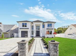 9 Short Ln, Levittown, NY 11756