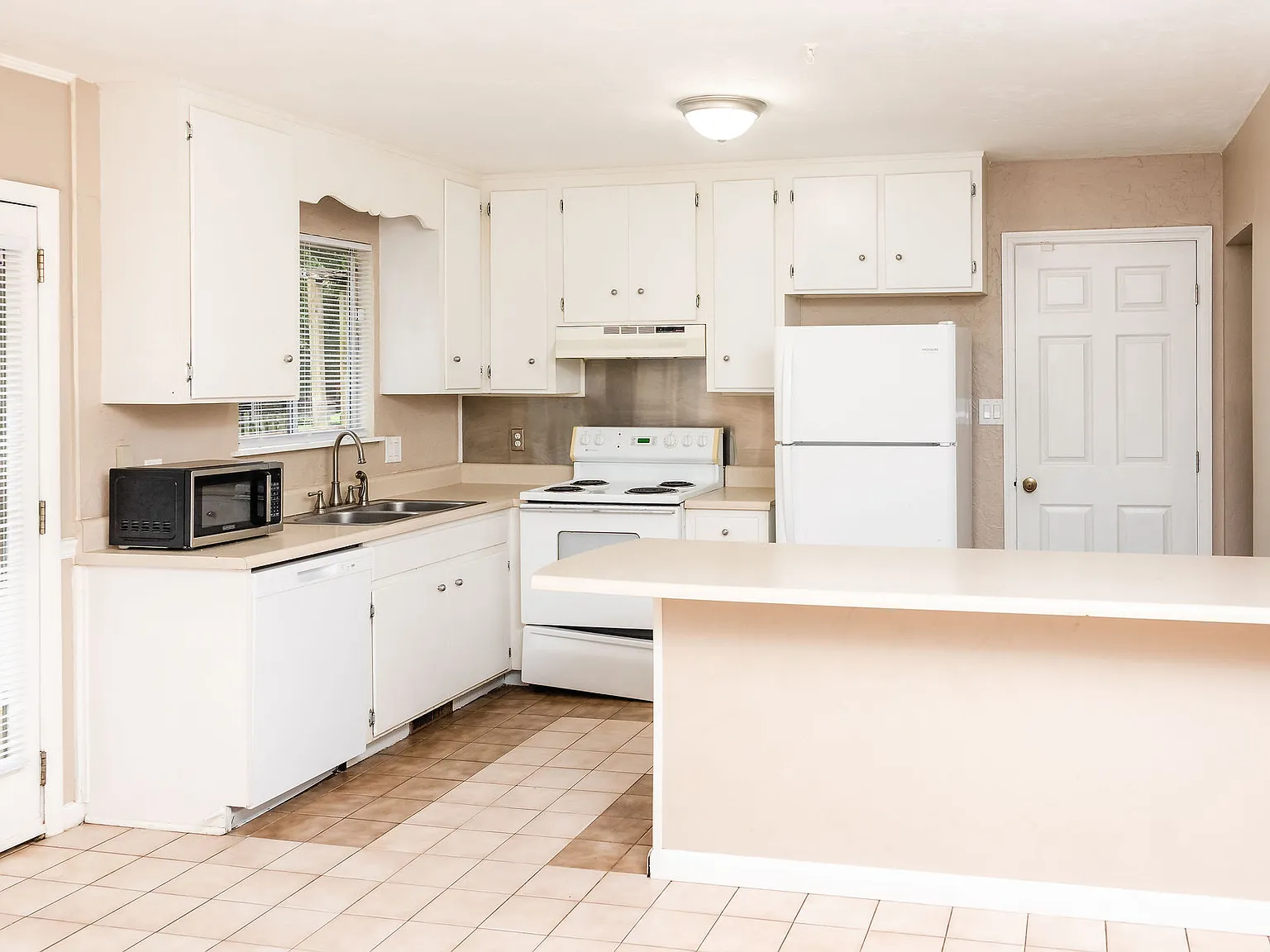 4 bed, 1404 sqft, $2,000 — Photo 2