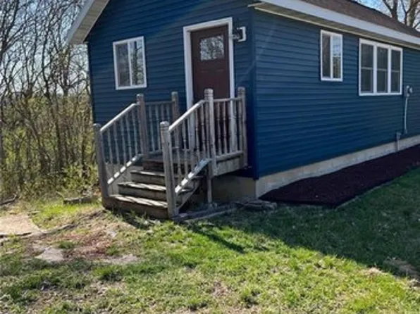 1143 E Ridge Dr, Brooklyn, IA 52211
