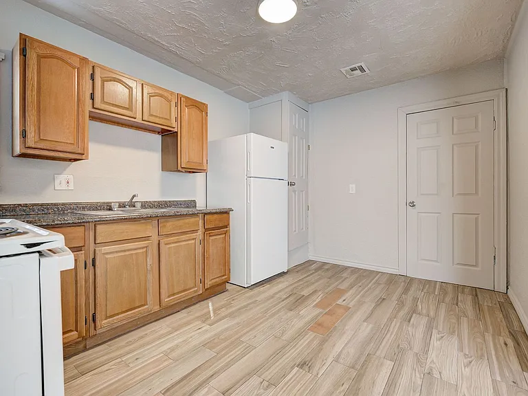 1426 NE 24th St — Photo 31