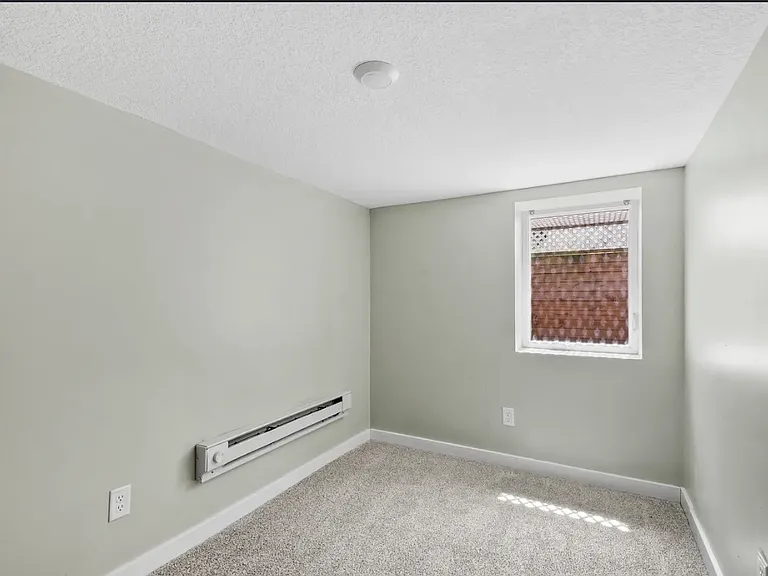 319 Earl St — Photo 8
