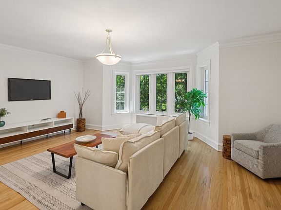 3rd image of 927 Hinman Ave APT 1S