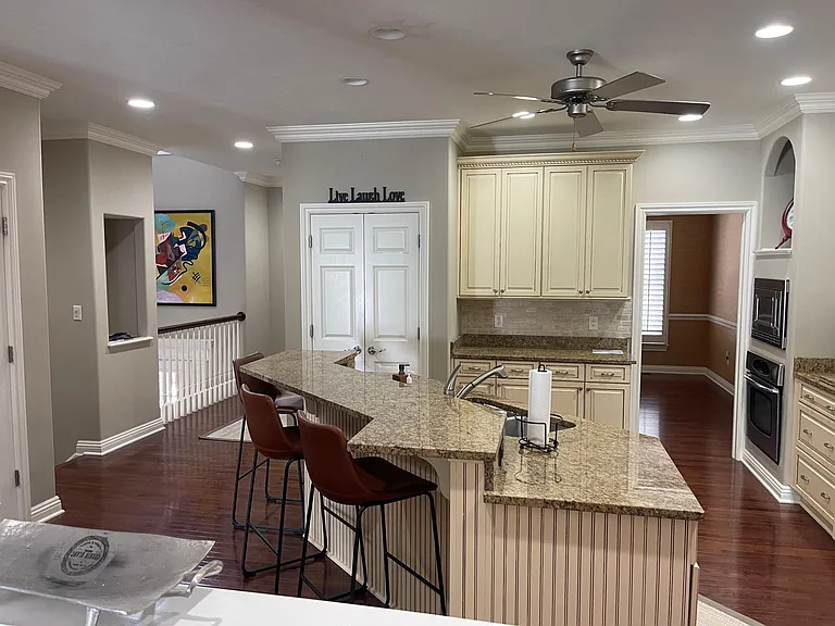 402 Georgetowne Ct — Photo 10